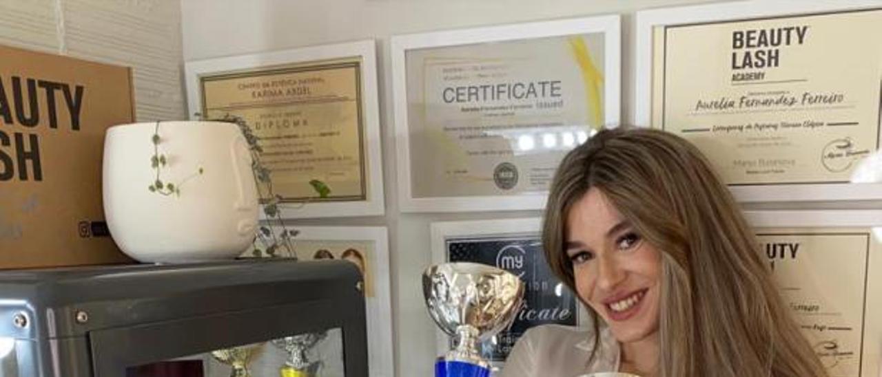 Aurelia Fernández posa con algunos de sus trofeos.