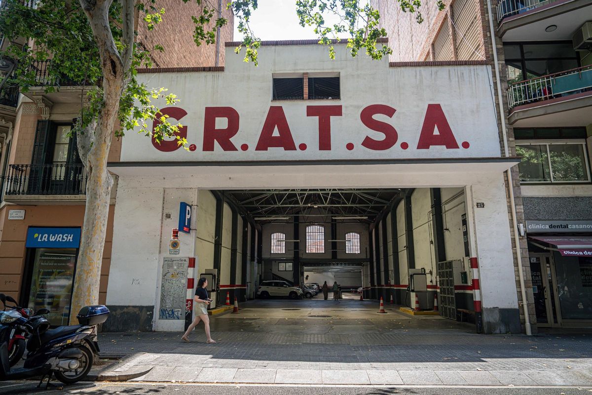 La entrada del párking que ocupa la antigua fábrica de ascensores.
