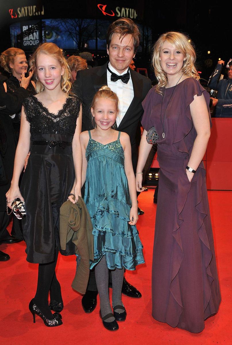 El cineasta Thoma Vinterberg con sus hijas en la 60 edición del festival de Berlín.