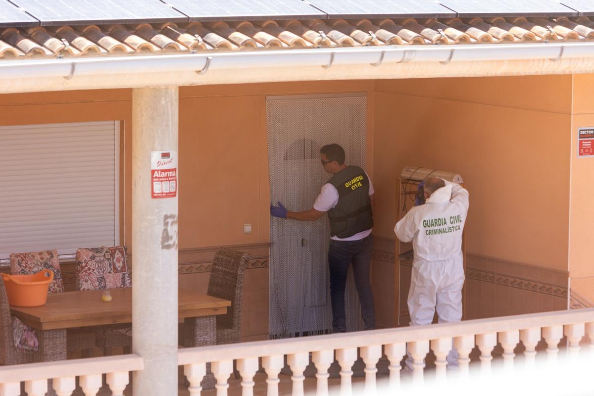 Guardias civiles del Laboratorio de Criminalística en el chalé donde ocurrió el doble crimen.