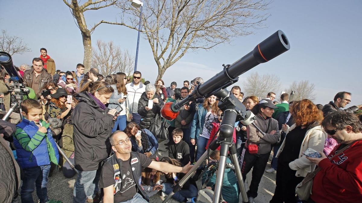 Un nutrido grupo de espectadores en Vigo del eclipse parcial de sol de 2015.