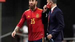 Ramos, en el momento de dejar el campo tras el encuentro frente a Kosovo