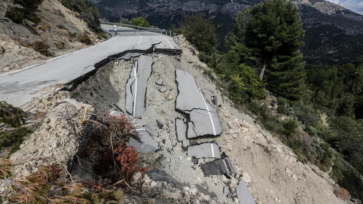 Desprendimeinto que se registró en 2017 por el que solo hay un carril operativo en este punto tras una reparación parcial
