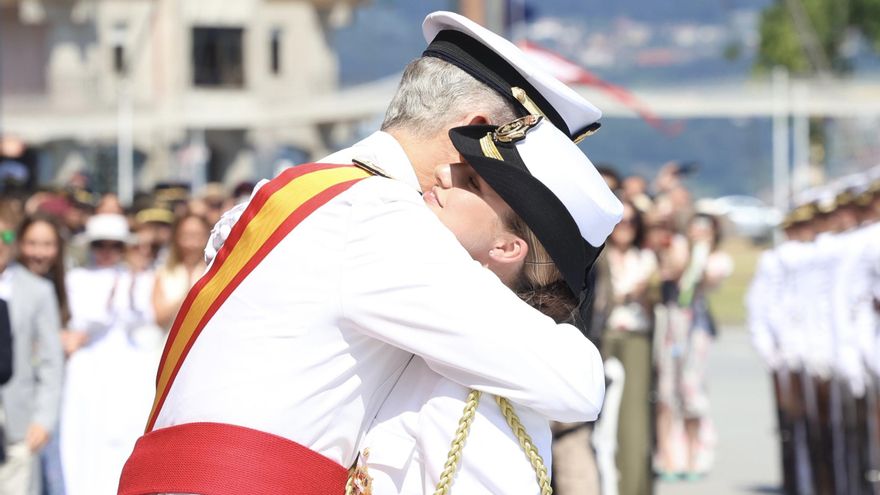 Leonor recibe de manos de Felipe VI la Gran Cruz del Mérito Naval en Marín