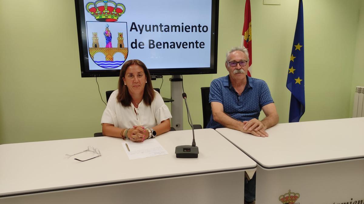 El concejal de Turismo de Benavente, José Mariño, y la concejala de Ferias, Sandra Otero, en la presentación. / E. P.
