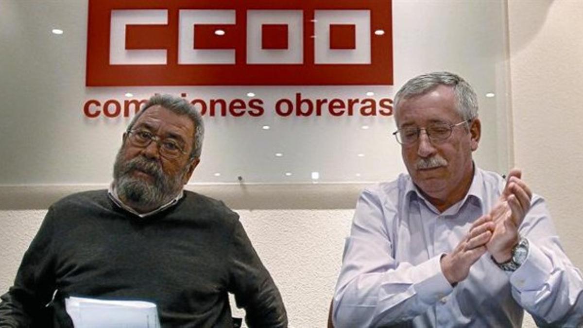 Los líderes de UGT y CCOO, Cándido Méndez e Ignacio Fernández Toxo, en una reunión sobre pensiones celebrada ayer con varias entidades.