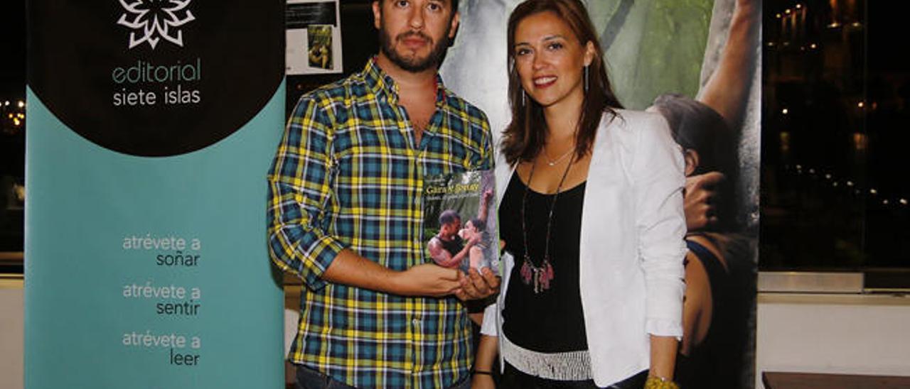 Dos de los miembros de Siete Islas, Ismael Lozano y Laura Ruiz, en la presentación de &#039;La leyenda de Gara y Jonay&#039;.