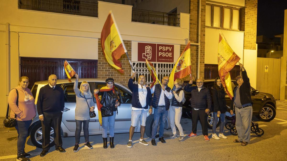 Diez vecinos se congregan en Torrevieja para protestar contra la amnistía en la sede del PSOE