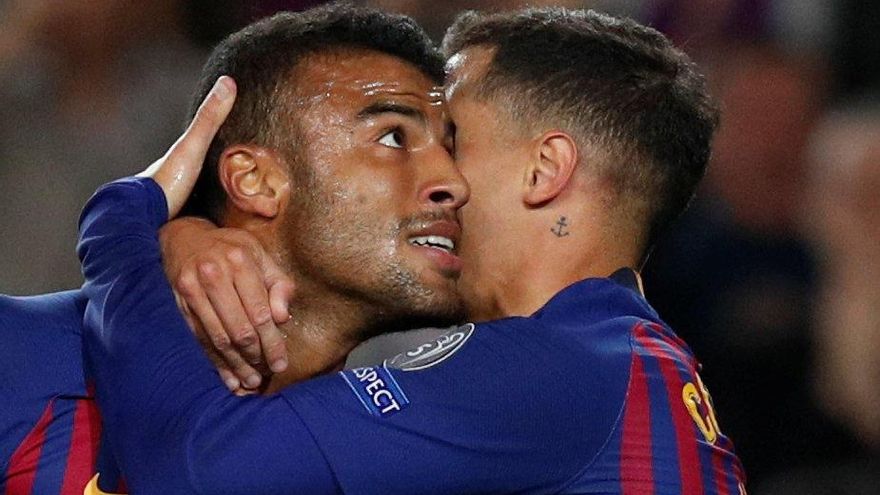 Rafinha Alcantara recibe la felicitación de Coutinho tras marcar un gol con el Barcelona.