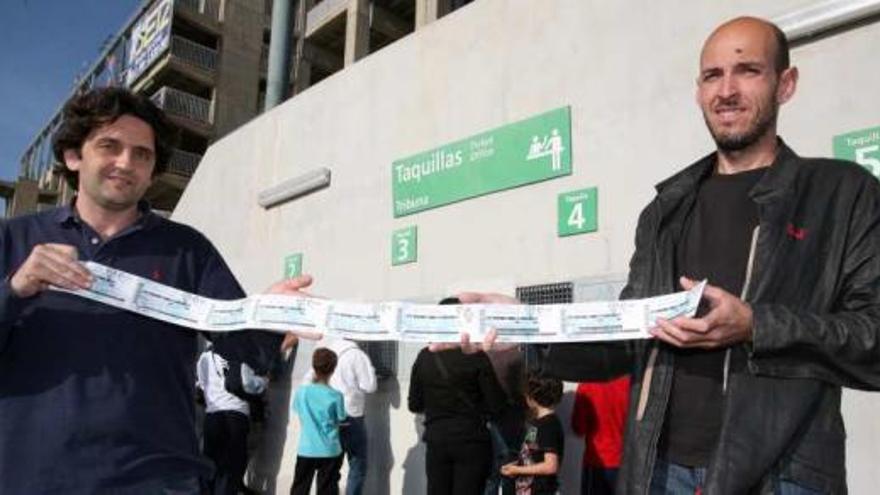 Aficionados del Elche, ayer, en las taquillas del club comprando las entradas para el partido de mañana ante el Xerez.