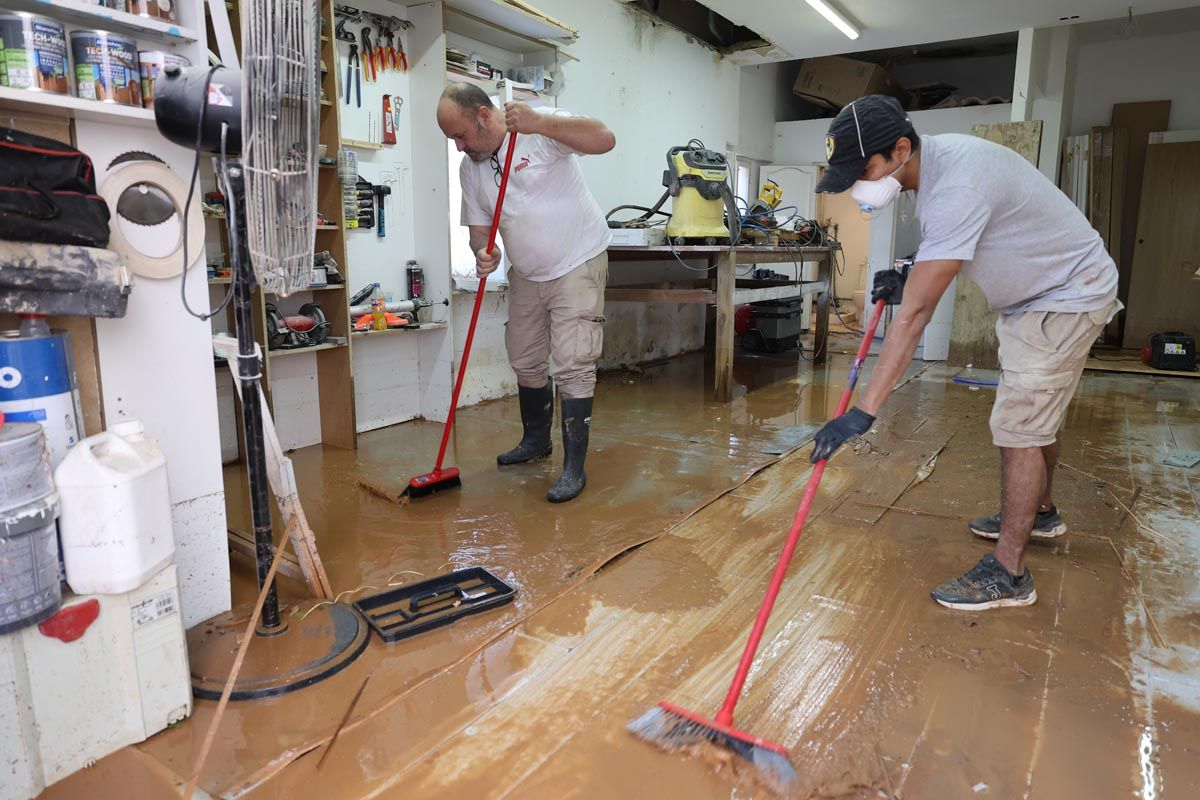 Todas las imágenes de los trabajos de limpieza en los locales de Ibiza inundados por el temporal