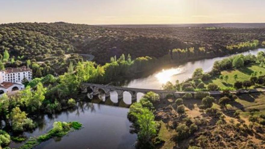 El Balneario de Ledesma, en medio de la dehesa del Tormes. El Balneario de Ledesma, en medio de la dehesa del Tormes.