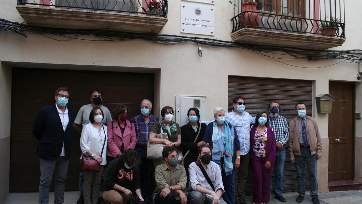 Los hijos y nietos de Muñoz Barberán en la plaza a la que da nombre.