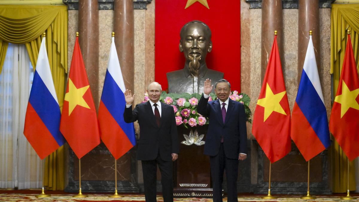 El presidente ruso Vladimir Putin, a la izquierda, y el presidente vietnamita To Lam posan para una foto antes de sus conversaciones en el Palacio Presidencial, en Hanoi, el jueves 20 de junio de 2024.