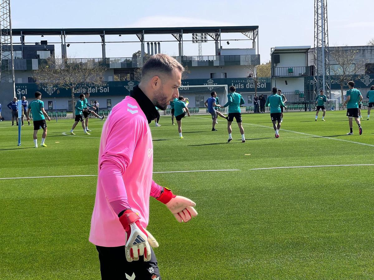 Pau López, en el entrenamiento previo del Betis-Panathinaikos