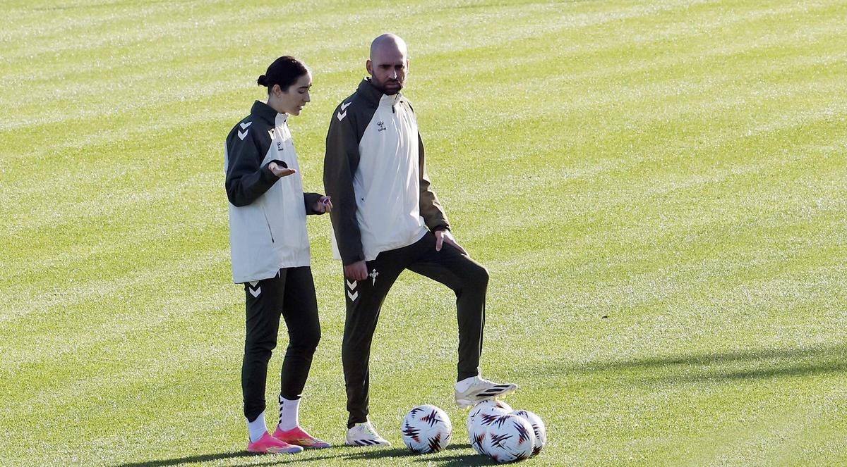 Laura Centoira, psicóloga del Celta, junto al entrenador Claudio Giráldez durante un entrenamiento.