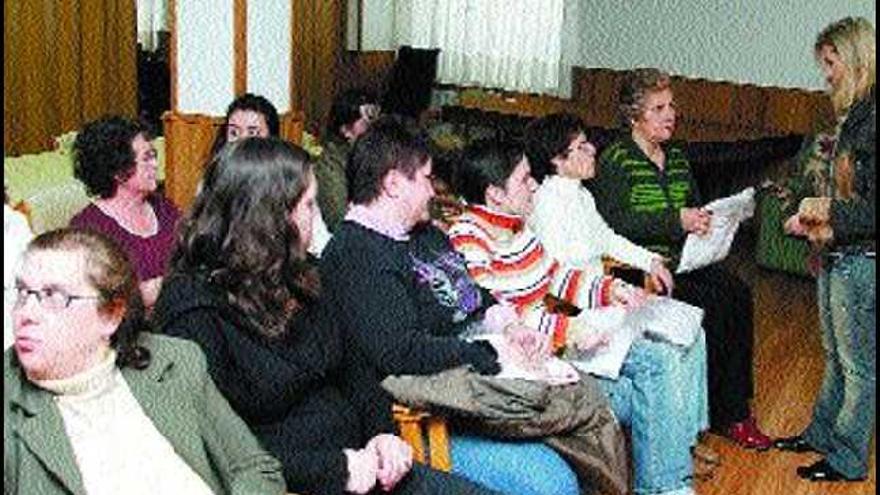 La edil de Servizos Sociais, Paz Pérez, durante un encuentro con las trabajadoras de ayuda en el hogar. / bernabé