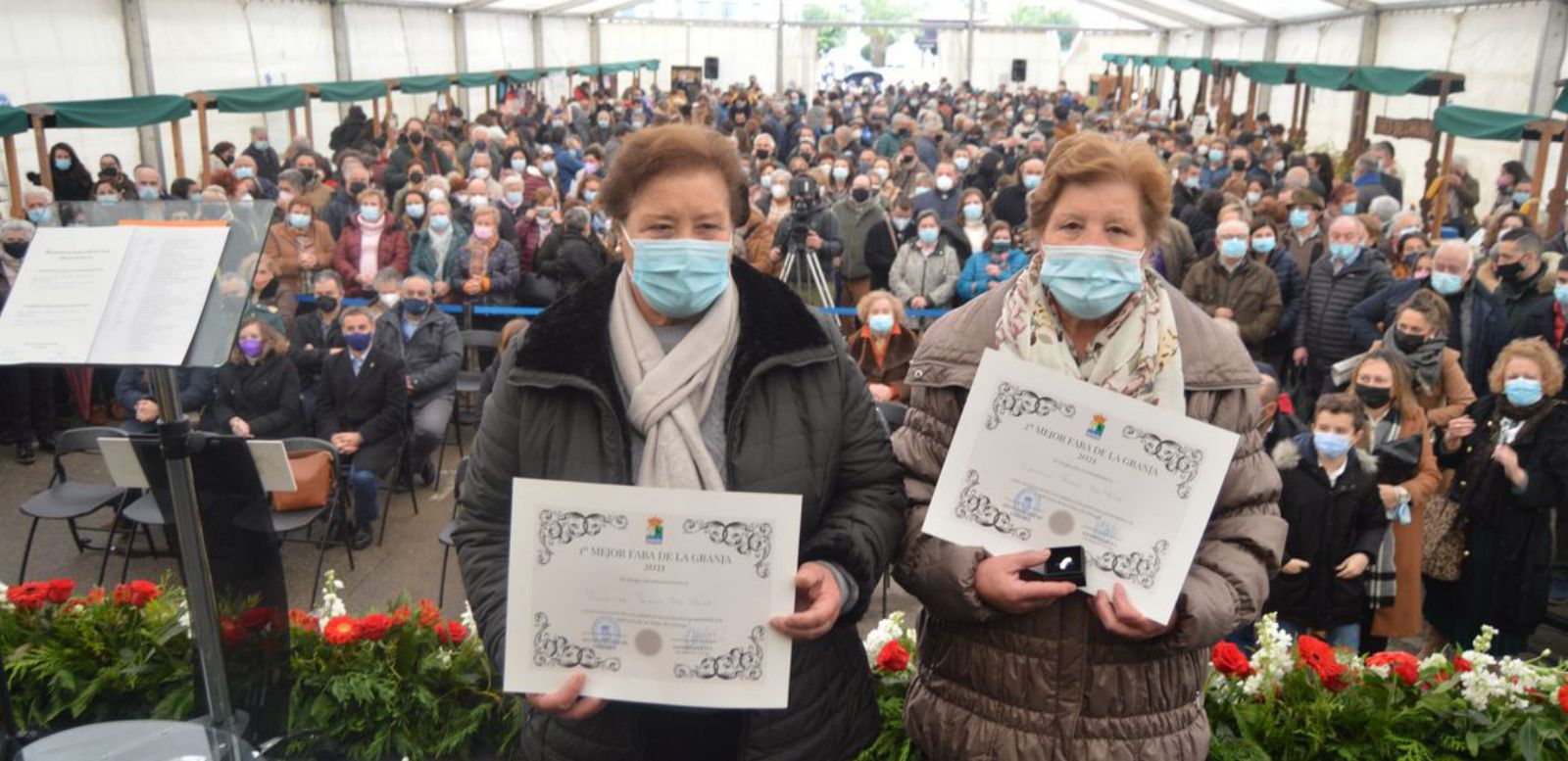 Las hermanas Vicentina –izquierda– y Carmina Priesca, ayer, con sus diplomas. | O. P.