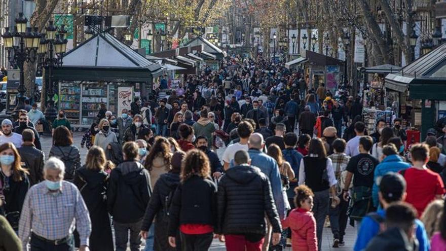 Turistes a la Rambla de Barcelona dijous 17 de febrer