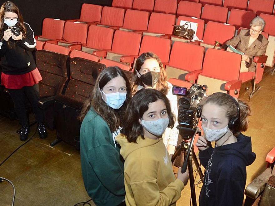 Las jóvenes del taller infantil del FICBueu, ayer, durante el rodaje en el Cine Seixo.   | // RAFA VÁZQUEZ