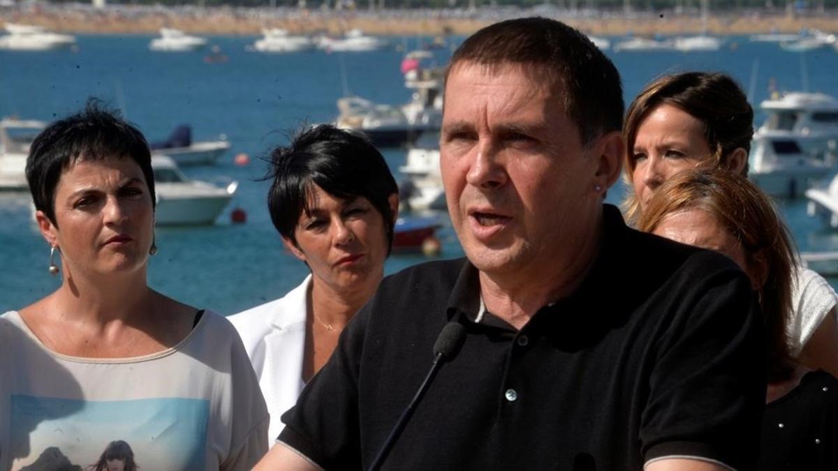 Arnaldo Otegi interviene en un acto de precampaña de EH Bildu en San Sebastián.