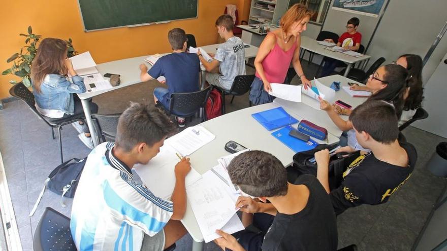 Las academias tienen sus aulas llenas también en época estival. // Marta G.Brea