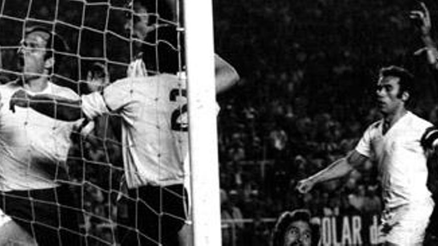 Del Bosque, Castellano, Martínez y Martín discuten dentro de la portería, mientras Catalá permanece en el suelo, durante el partido de vuelta de la Copa en junio de 1975.  i LA PROVINCIA/DLP