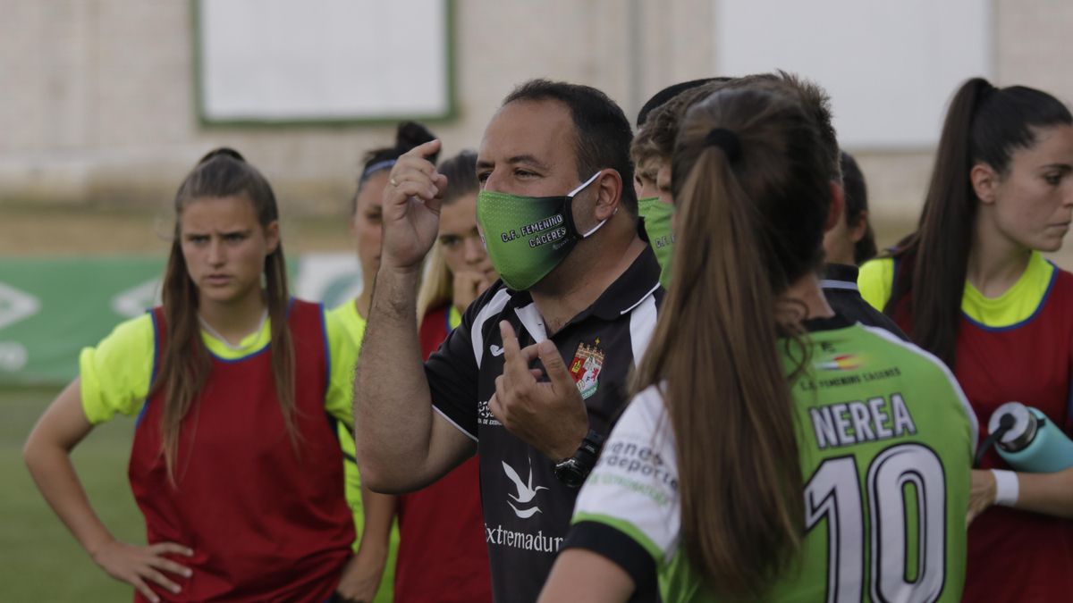 Ernesto Sánchez, con sus jugadoras en el último partido en el Príncipe Felipe.