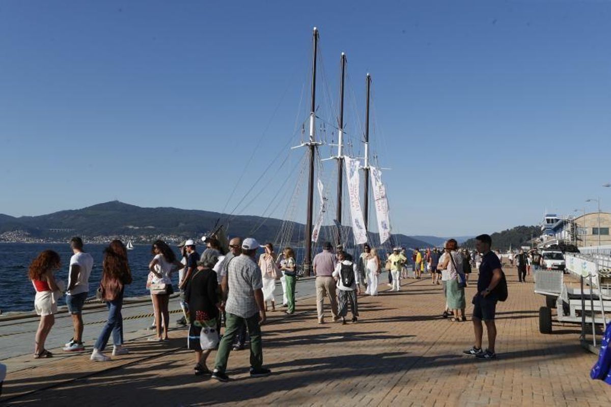 Visitantes observan cómo llega un barco. Ricardo Grobas