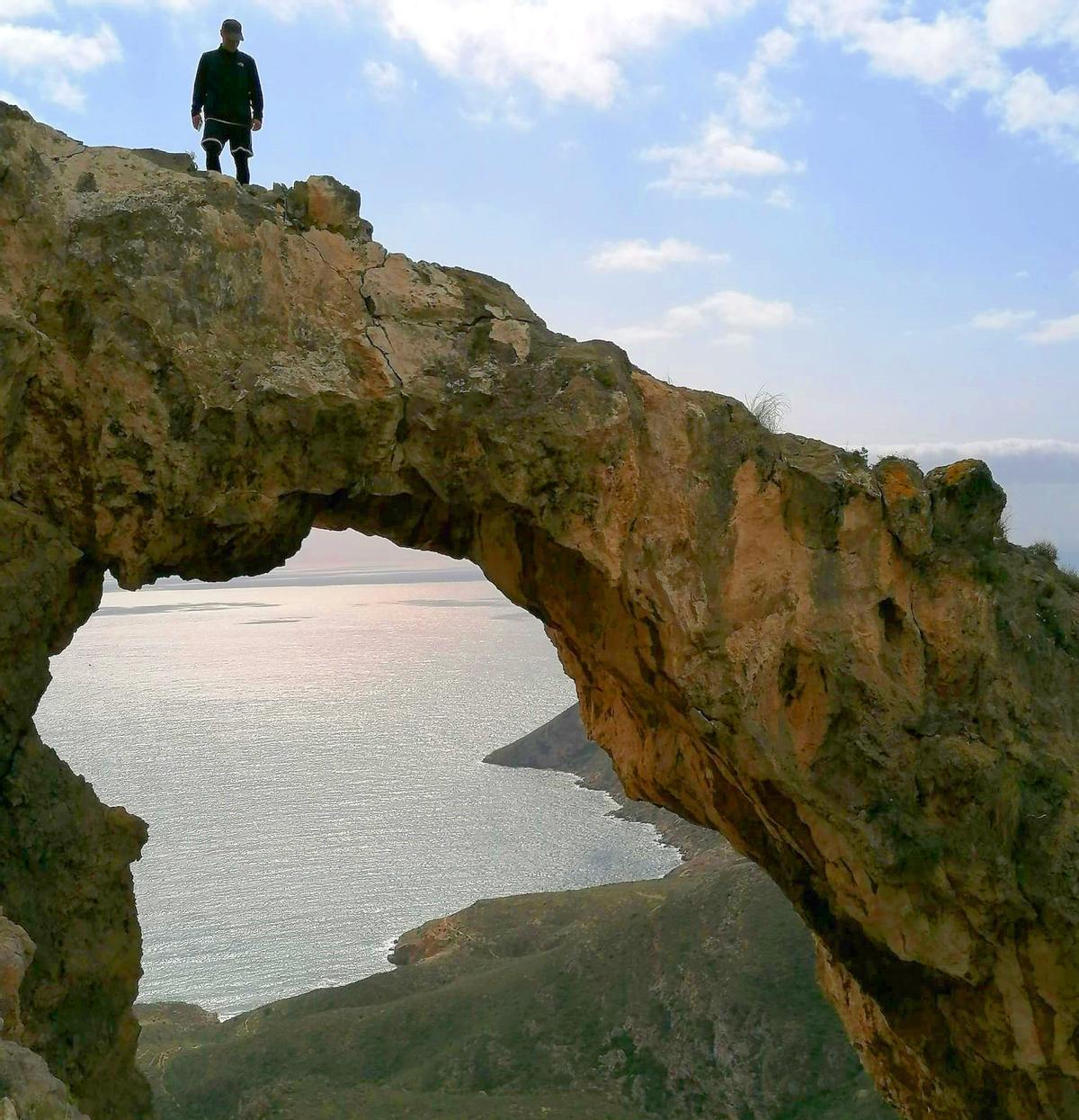 Un senderista sobre el Arco del Picadero