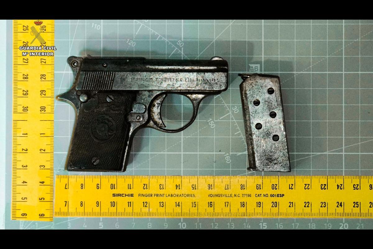 Pistola incautada en la inspección realizada en un establecimiento de Rianxo.