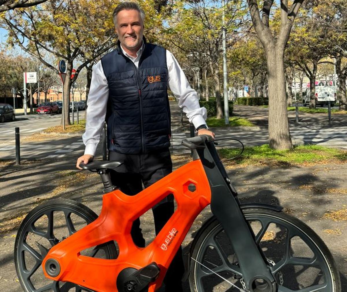 Matthias Meier, director general de Igus España, con la bicicleta que están empezando a fabricar