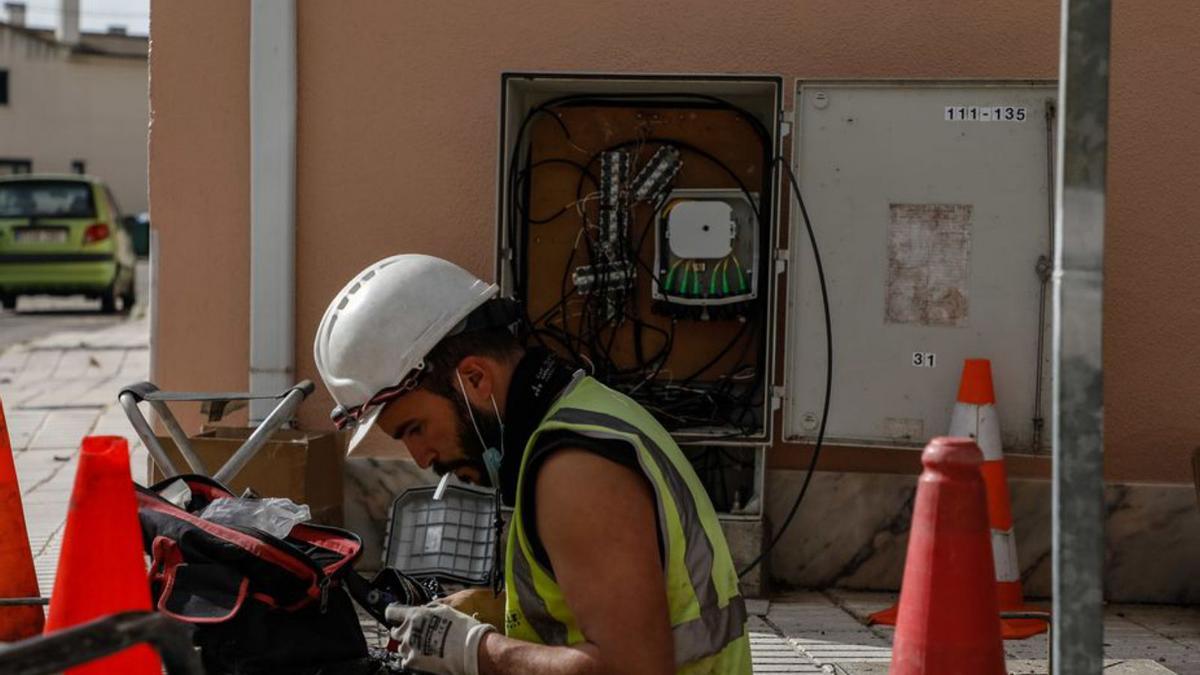 Un trabajador, durante la instalación de la fibra óptica en Zamora. |