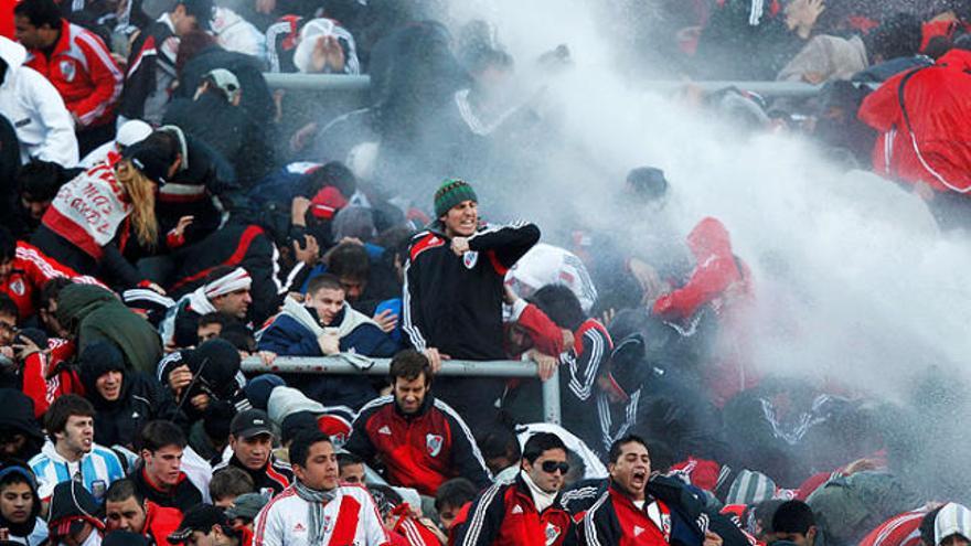 Futbol El descens del River provoca molts incidents