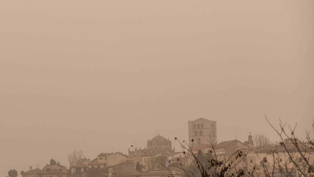 La Catedral, envuelta en el polvo sahariano