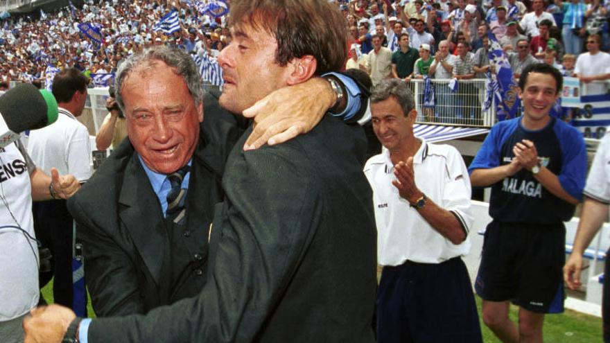 Joaquín Peiró, abrazado a Juan Carlos Añón el día del ascenso a Primera División, hace dos décadas