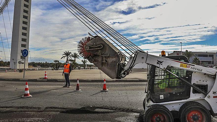 Atascos por las obras para renovar el asfalto en el puente del Bimil.lenari