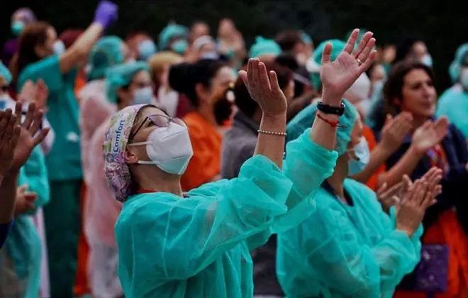 Sanitarios,  de los aplausos  al agotamiento