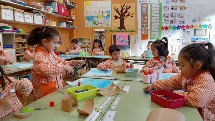 Niños del Colegio Santa Bárbara de Lugones durante la actividad «Cuéntame un cuadro», dedicada a la gallega Maruja Mallo, celebrada hace unos días.