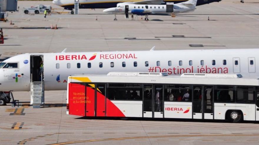 Un avión de Iberia Regional Air Nostrum , en el aeoropuerto de Vigo.