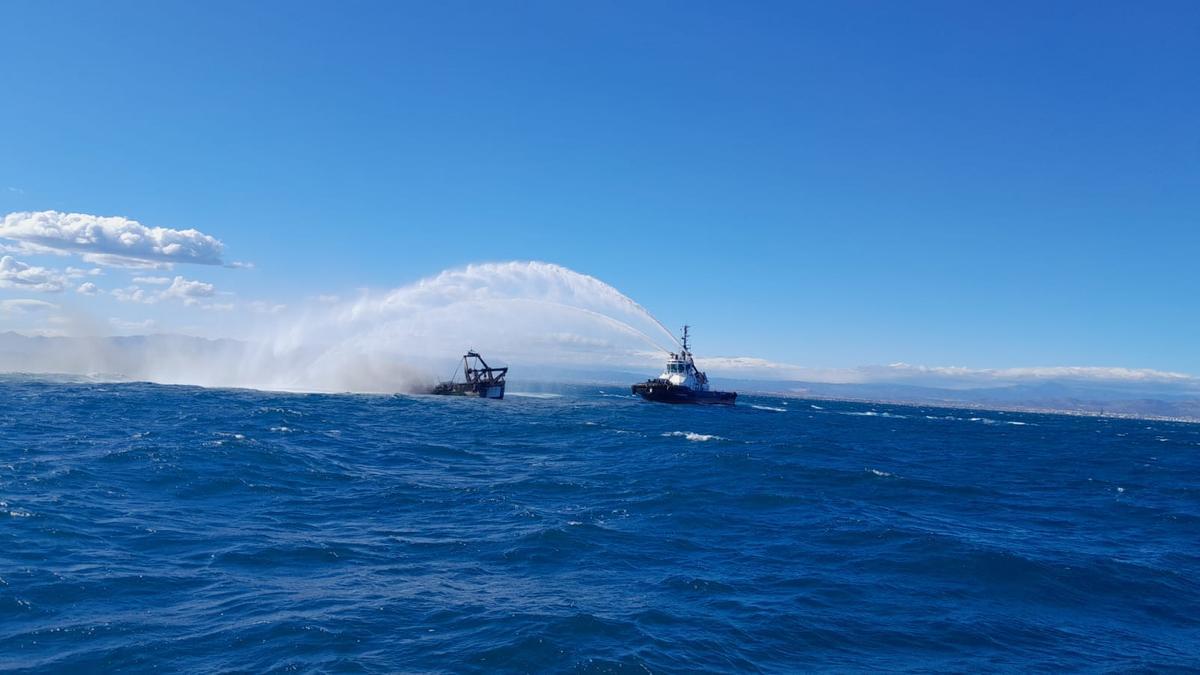 Espectacular incendio de un barco en Castellón con cinco tripulantes a bordo