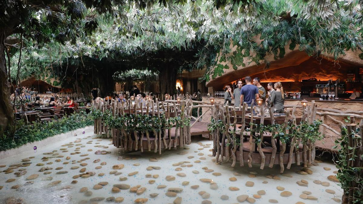 En imágenes | Así es Voltereta: el nuevo restaurante de Zaragoza con lago y cascada