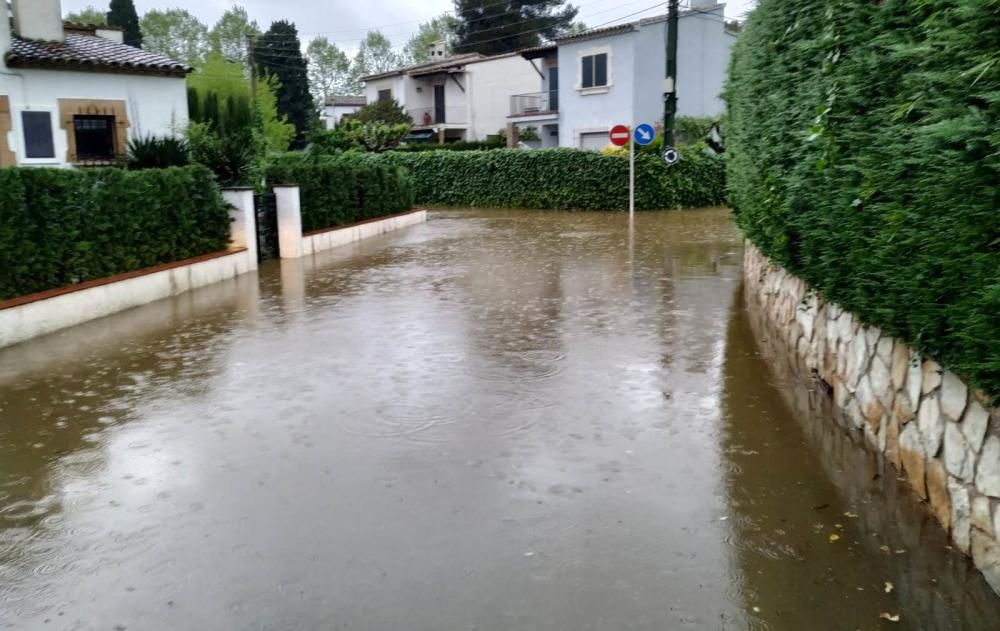 Petites inundacions a Santa Cristina d'Aro i caiguda d'elements en carrers
