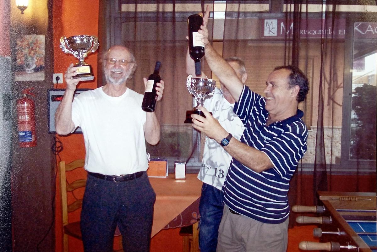 Con su compañero de futbolín, el profesor de San Estanislao Victoriano Fernández, tras ganar uno de sus muchos trofeos y con quien ha sido campeón del mundo.