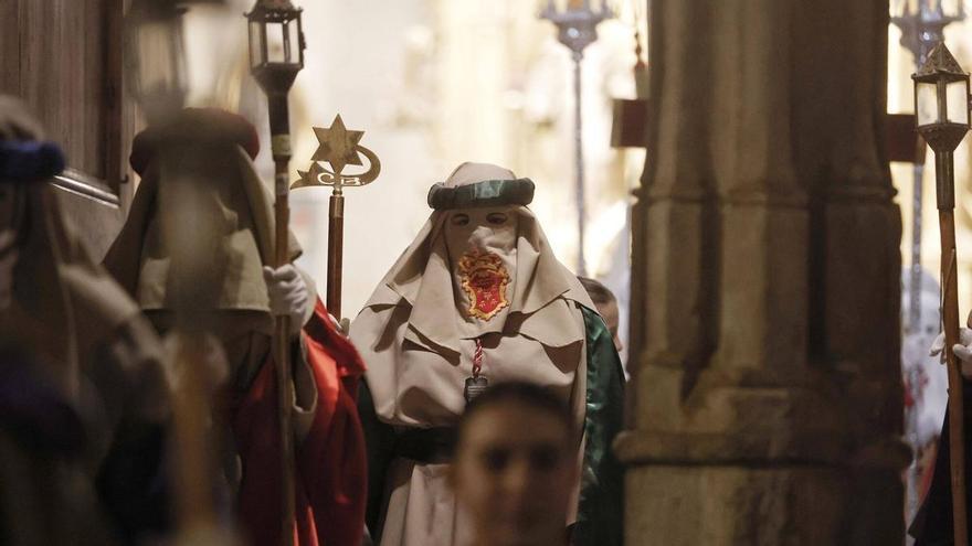 Lágrimas y aplausos en la procesión de la Virgen de la Dolorosa del Martes Santo