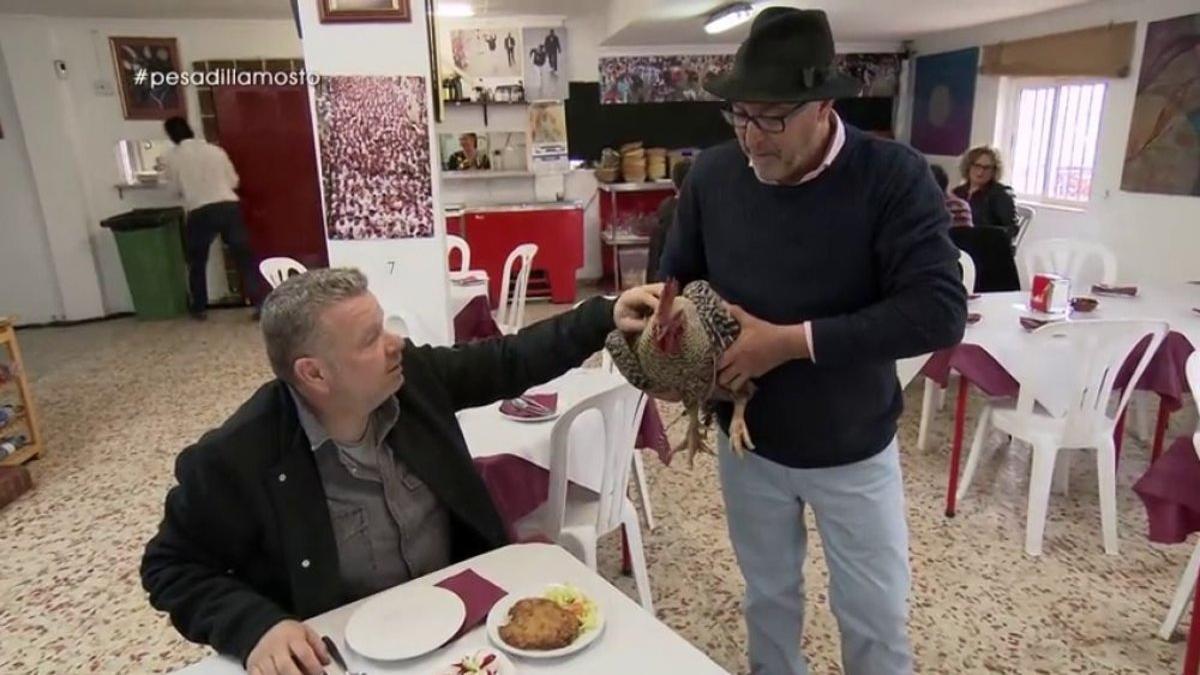 Alberto Chicote visitando 'El Mosto Tejero', el primer restaurante de la nueva temporada de 'Pesadilla en la cocina'