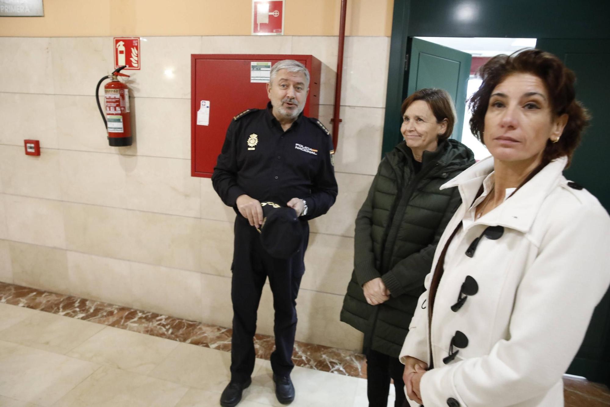 La visita de Carmen Moriyón y Nuria Bravo a la Comisaría de la Policía Nacional, en imágenes