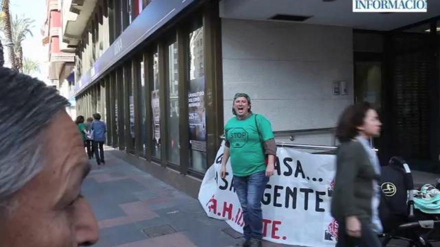 Protesta contra el desalojo de una pareja con un bebé en Alicante