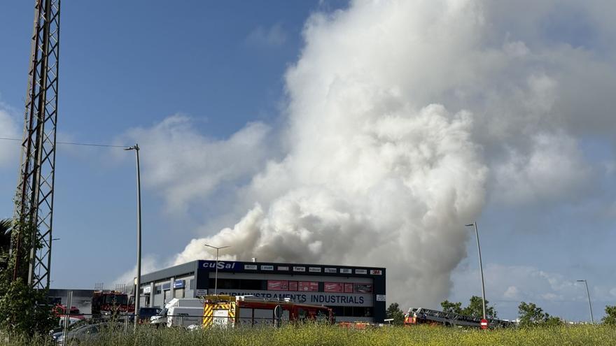Confinadas cinco poblaciones por un incendio tóxico en Vilanova i la Geltrú