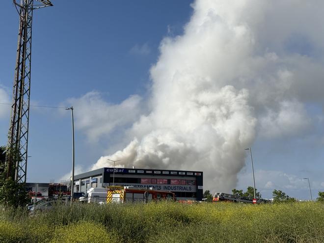 Incendio tóxico en Vilanova i la Geltrú